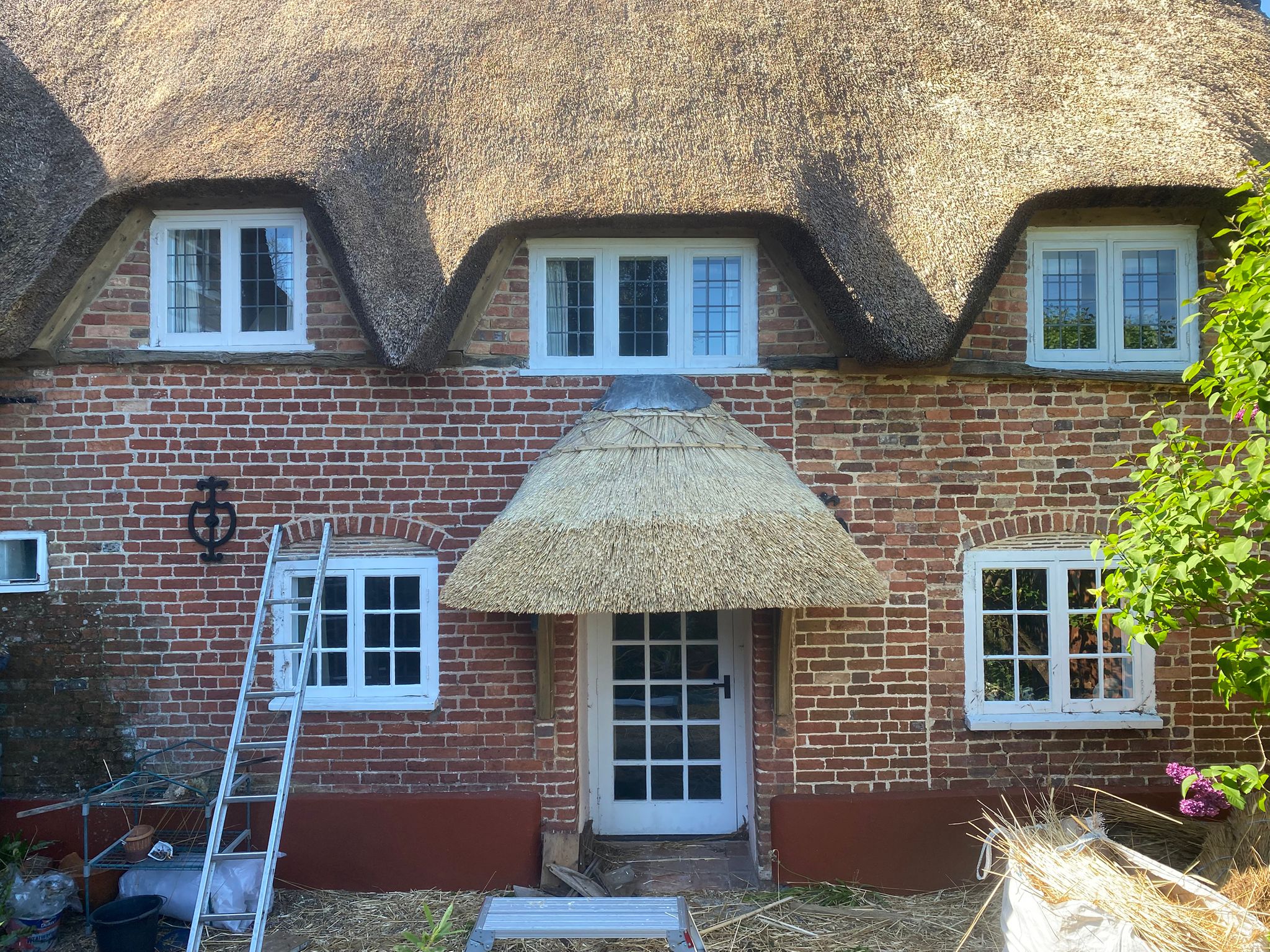 Finished Port re-thatch on old cottage with lead cap